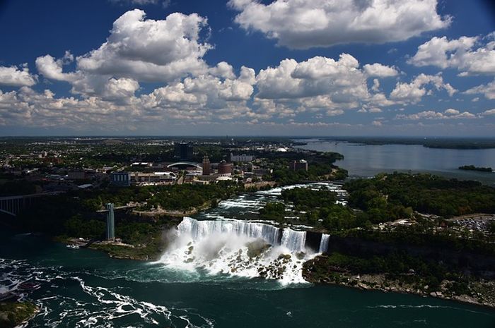 Pada buku bahasa Inggris kelas X chapter 5 ada soal tentang materi Let's Visit Niagara Falls.