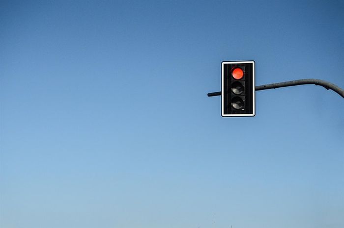 Lampu lalu lintas telah menyelamatkan manusia dari kecelakaan.
