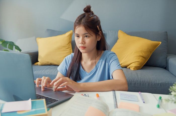 Pemahaman materi simple past tense pada buku bahasa Inggris kelas X Chapter 7.