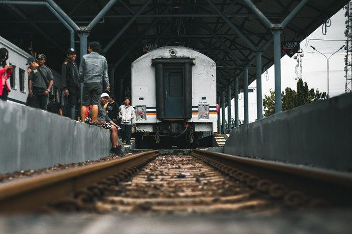 Struktur sosial yang ada di dalam masyarakat terdiri atas macam-macam komponen dasar.