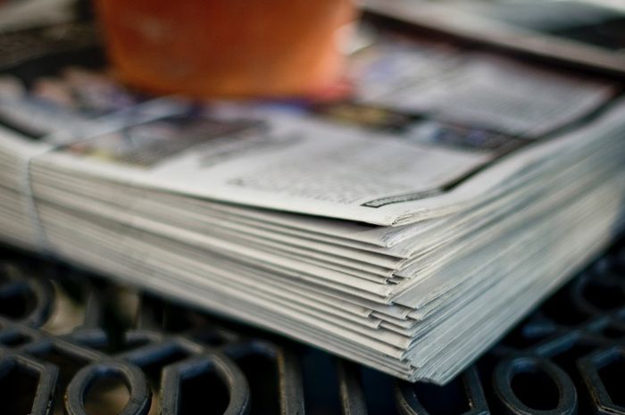 Munculnya beberapa surat kabar di Indonesia merupakan salah satu dampak kolonialisme di bidang pendidikan.