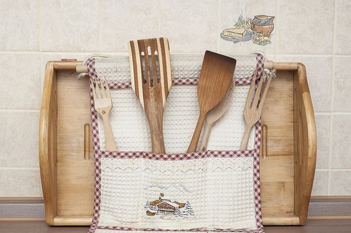 Salah satu benda berbahan dasar kayu adalah spatula.