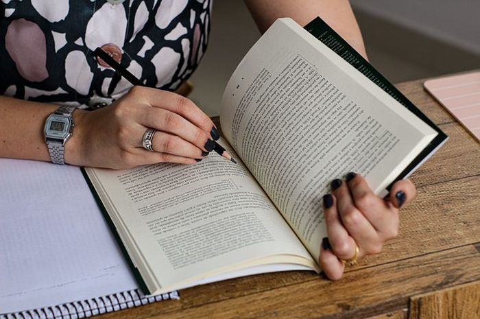 Mejawab soal teks struktur pada buku bahasa Inggris kelas X Chapter 10.
