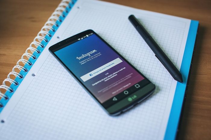 Di Instagram ada fitur restrict.
