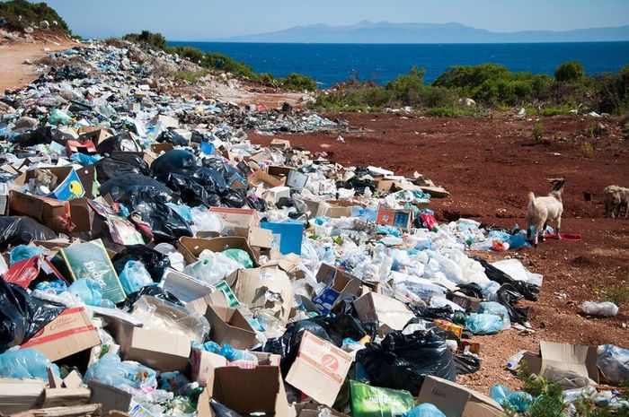 Plastik membutuhkan waktu yang lama untuk terurai.