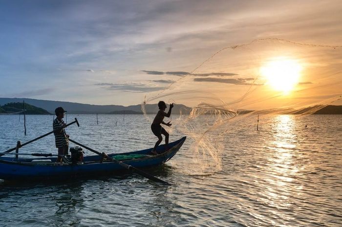 Nelayan dan kegiatan perikanan adalah aktivitas penduduk yang dominan terjadi di wilayah pantai.