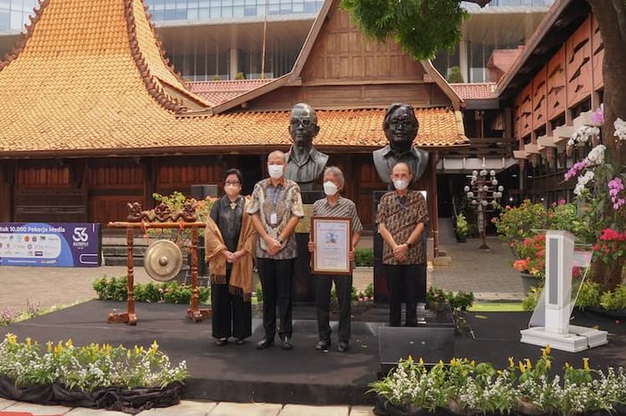 (Ki-Ka) Penyerahan piagam penghargaan kepada Azmir Azhari (Pematung patung Jakob Oetama) oleh CEO Kompas Gramedia Lilik Oetama, didampingi Sri Mariani Ojong (Putri P.K Ojong), dan Irwan Oetama (Putra Jakob Oetama). 