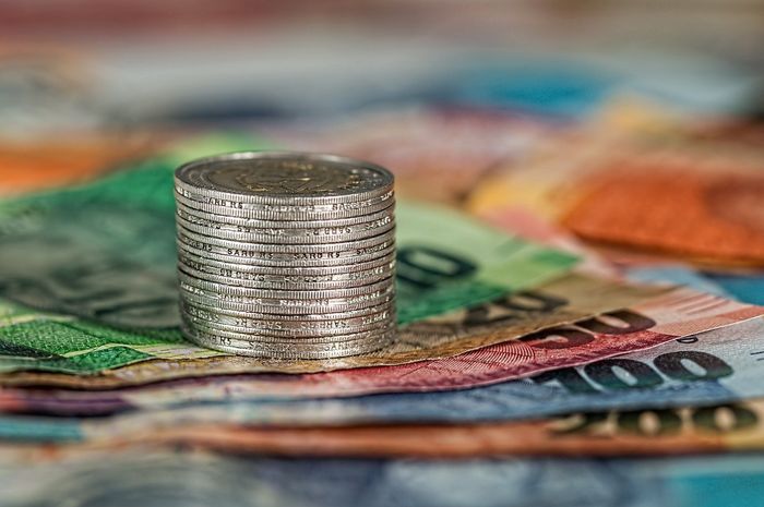 Uang dalam bahasa Inggris disebut dengan money.