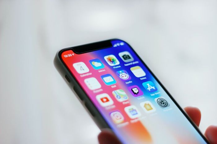 Perangkat lunak pada ponsel disebut dengan software.