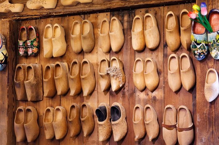 Pengusaha sandal kayu adalah salah satu pekerjaan yang memanfaatkan pepohonan.