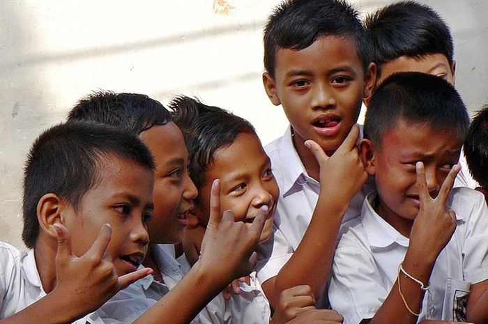 Bermain bersama dapat mewujudkan persatuan di sekolah.