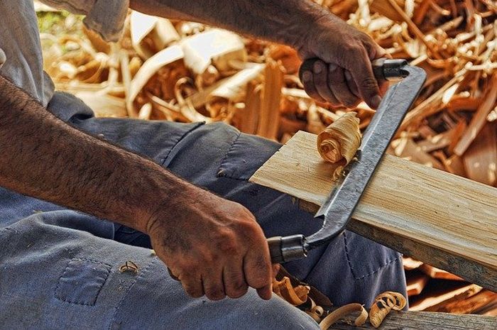 Terdapat banyak profesi pekerjaan dalam proses produksi meja dan kursi yang sampai di dalam rumah kita.