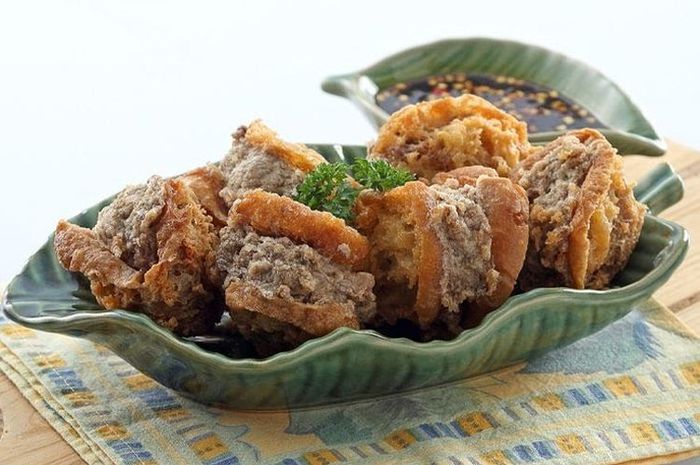 Salah satu cara untuk membuat tahu walik krispi adalah dengan cara menggoreng bagian adonannya terlebih dahulu.