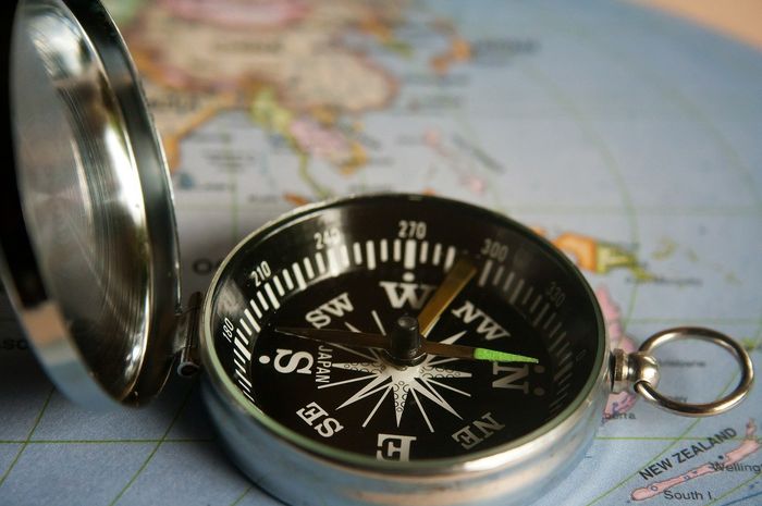 Arah mata angin dalam bahasa Inggris disebut dengan points of the compass atau directions.