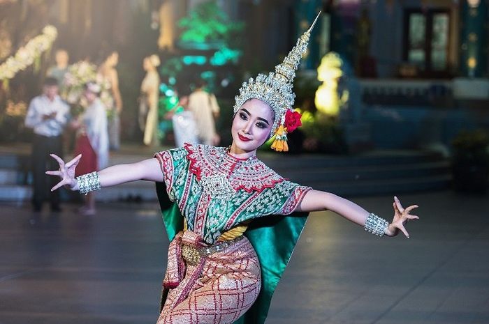Terdapat soal D. Uji Kompetensi pada Bab 6: 'Bentuk, Jenis, dan Nilai Estetis Gerak Tari' di halaman 145.