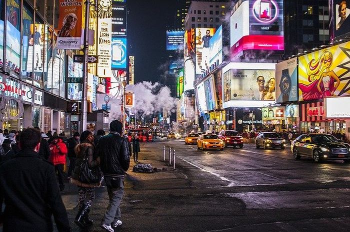 Dalam bahasa Inggris kita bisa menyebut jalanan dengan street.