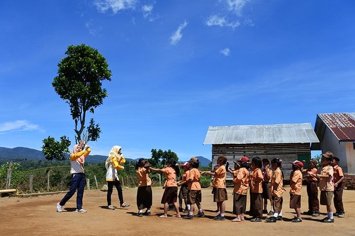 Tiap warga sekolah memiliki hak dan kewajiban.