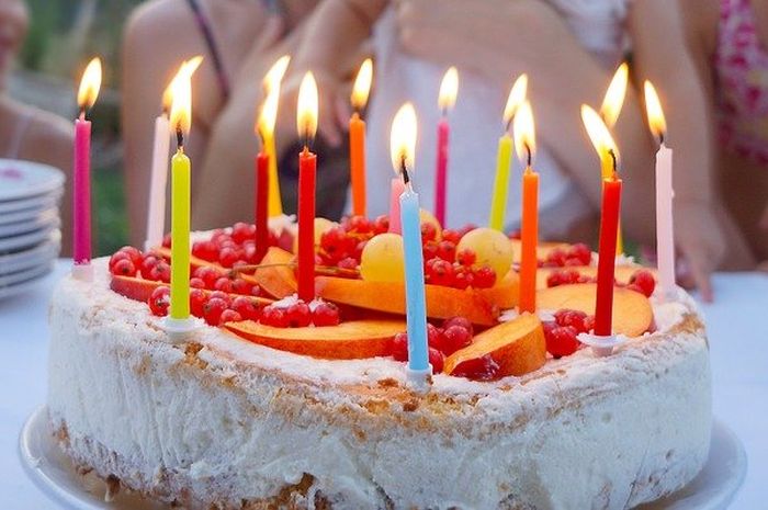 Tradisi kue berlilin dianggap dimulai oleh orang-orang Yunani.