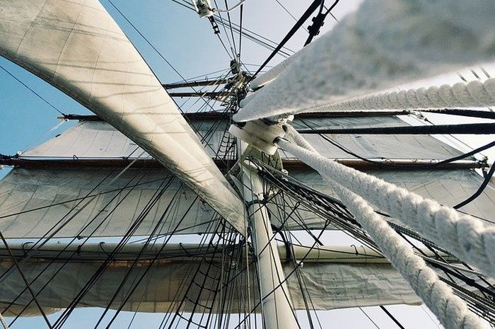 Kerajaan Sriwijaya memiliki armada laut yang kuat.