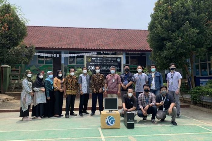 Donasi Komputer dan Buku oleh Grid Network Kompas Gramedia.