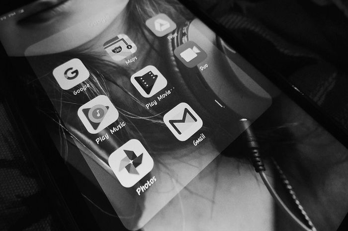Kita dapat membagikan dokumen yang kita miliki di dalam aplikasi Google Drive.