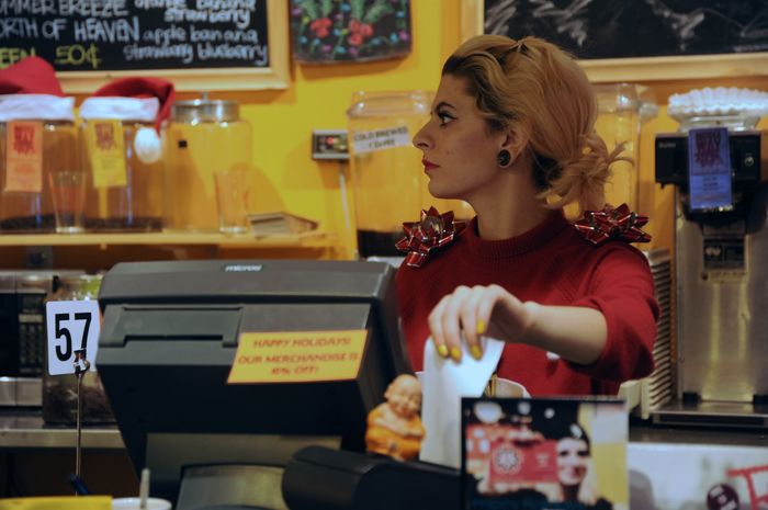 Kasir dalam bahasa Inggris disebut dengan cashier.