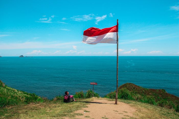 Terdapat banyak makna proklamasi kemerdekaan Indonesia contohnya makna hukum dan makna historis.