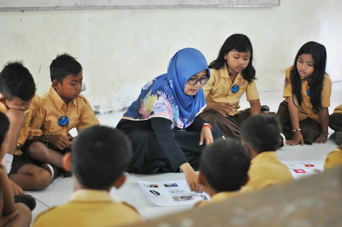 Kerjasama adalah usaha yang dilakukan secara sukarela oleh dua orang atau lebih.