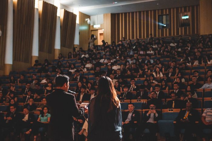 Pentingnya berbahasa Inggris dalam bahasa Inggris disebut dengan the importance of English.