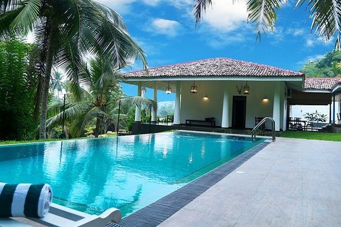 Kolam renang adalah contoh bangun berbentuk balok.