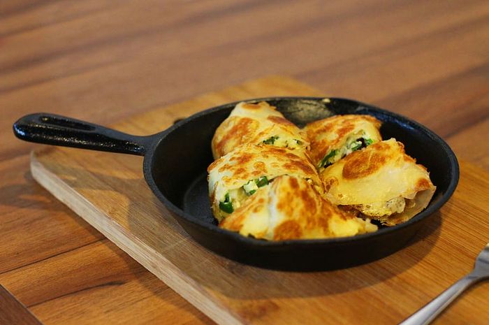 Telur dadar adalah salah satu menu sarapan favorit banyak orang.