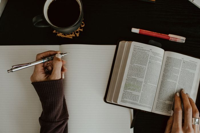 Terdapat dua jenis kata kerja dalam bahas Inggris, yaitu action verbs dan linking verbs.