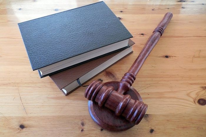 Kompetensi absolut dan relatif dalam lembaga peradilan memiliki perbedaan. 