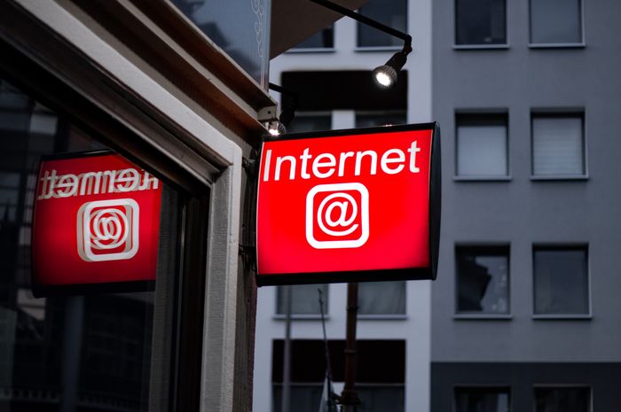 Internet slang berarti ungkapan populer yang banyak ditemukan di dalam dunia maya.