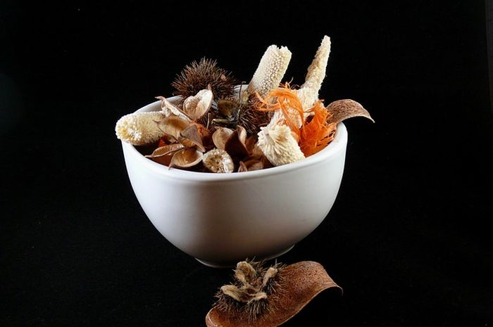 Potpourri adalah bahan baku Ibu Made Yulianti dalam membuat produknya.