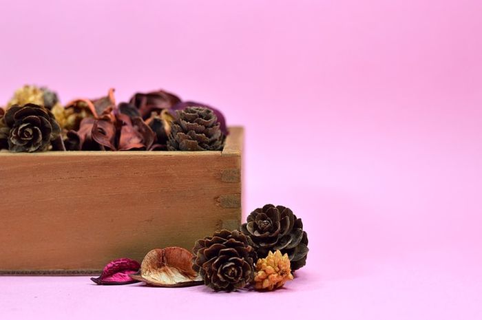 Ibu Made membuat produk kosmetik menggunakan potpourri.