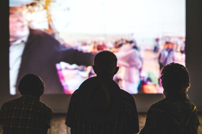 Memilih film yang menarik dapat meningkatkan minat kita untuk belajar bahasa Inggris dengan film.