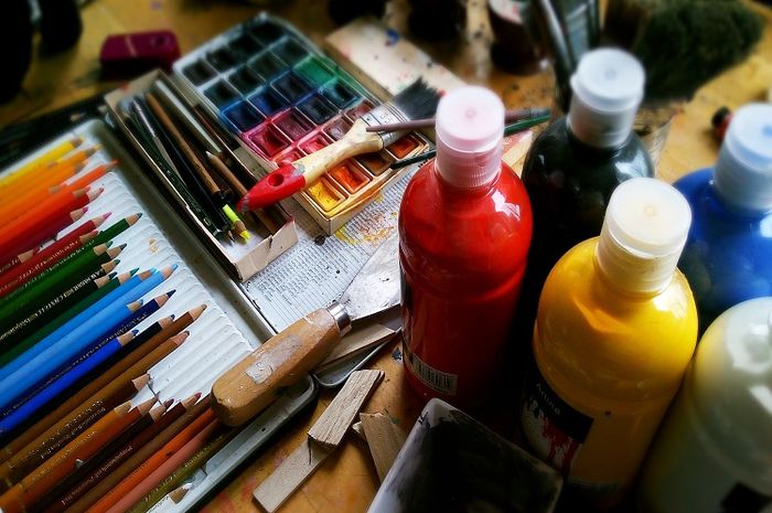 Alat dan bahan diperlukan untuk membuat karya seni lukis