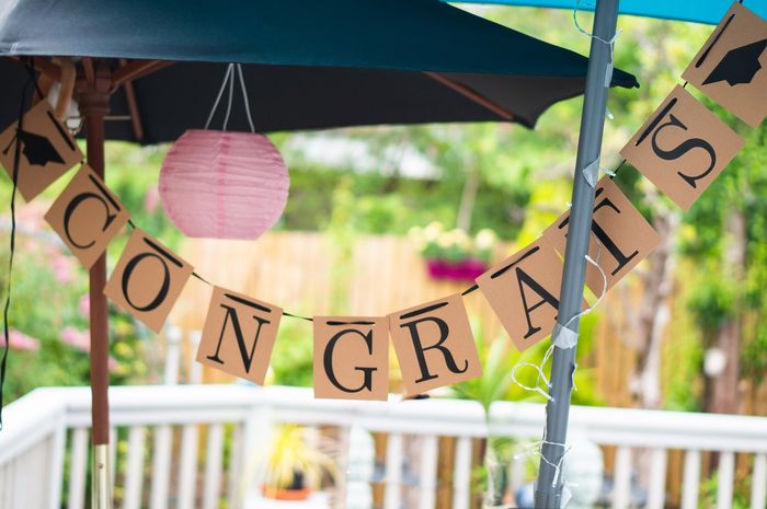 Mengucapkan selamat kepada orang lain dalam bahasa Inggris disebut dengan congratulate others.
