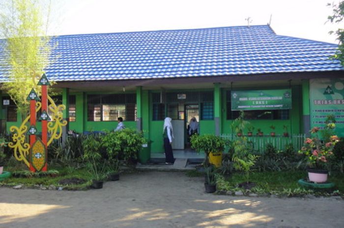 Halaman sekolah yang bersih dan indah merupakan hak dan kewajiban setiap warga sekolah.