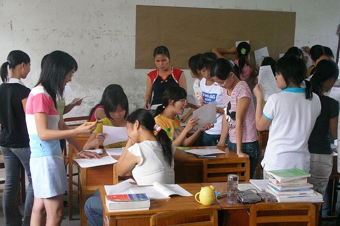 Tolong-menolong antara guru dan siswa penting dilakukan.