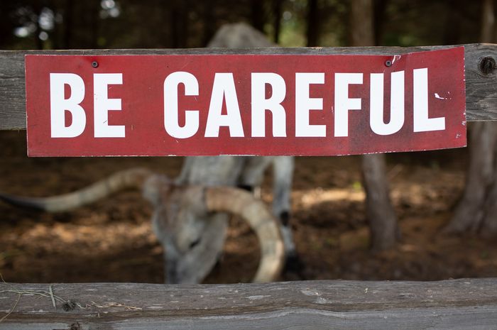 Hati-hati dalam bahasa Inggris disebut dengan careful.