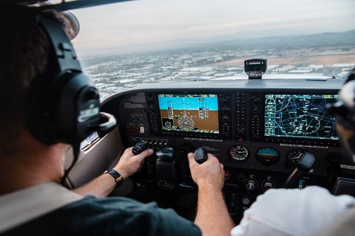 Mode autopilot berfungsi sebagai GPS yang bisa memperhitungkan rute penerbangan pesawat.