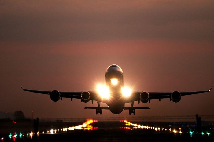 Terkadang pesawat menunda pendaratan dan terbang memutari bandara.