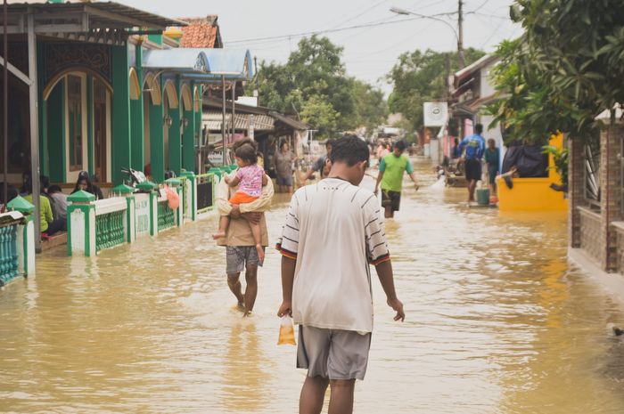 Banjir dapat disebabkan oleh faktor alam dan juga faktor manusia. 