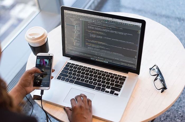 Smartphone bisa diaktifkan sebagai hotspot untuk kemudian disambungkan ke laptop atau komputer.