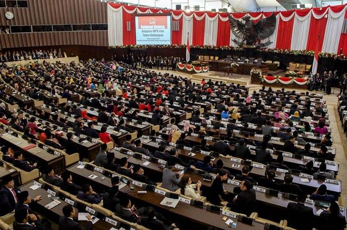 Menurut UUD 1945 hasil sidang PPKI, Indonesia menganut sistem pemerintahan presidensial.