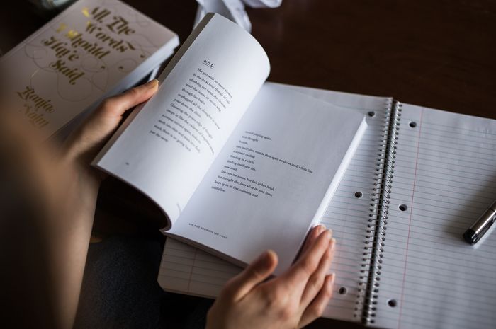 Present perfect dan past simple sama-sama digunakan untuk menyatakan suatu peristiwa yang telah lampau.