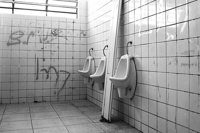 Dinding penuh coretan adalah salah satu masalah umum di WC umum.