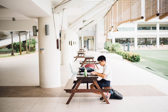 Menjawab soal latihan pilihan ganda, Kelas X Chapter I materi I'd Like to Introduce Myself, Assessment A.